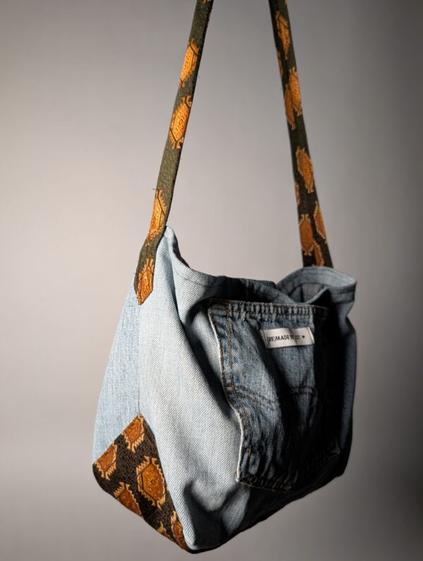 Denim tie-up 07 (RE)MADE BY LOT denim tas van lichtblauwe vintage jeans met back pocket en hengsels gemaakt van een hergebruikte stropdas.