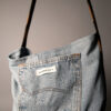 Denim tie-up 08 (RE)MADE BY LOT denim tas van lichtblauwe vintage jeans met back pocket en hengsels gemaakt van een hergebruikte stropdas.