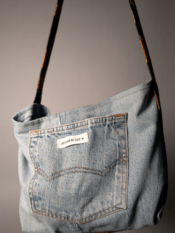 Denim tie-up 08 (RE)MADE BY LOT denim tas van lichtblauwe vintage jeans met back pocket en hengsels gemaakt van een hergebruikte stropdas.