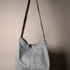 Denim tie-up 09 (RE)MADE BY LOT denim tas van lichtblauwe vintage jeans met back pocket en hengsels gemaakt van een hergebruikte stropdas.