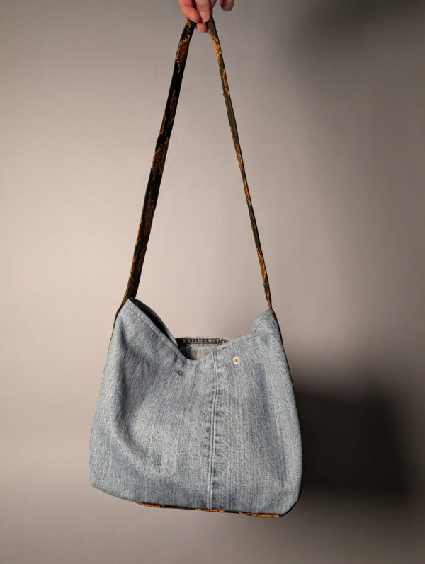 Denim tie-up 09 (RE)MADE BY LOT denim tas van lichtblauwe vintage jeans met back pocket en hengsels gemaakt van een hergebruikte stropdas.