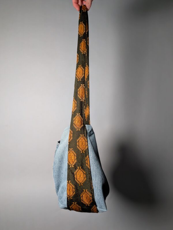 Denim tie-up 10 (RE)MADE BY LOT denim tas van lichtblauwe vintage jeans met back pocket en hengsels gemaakt van een hergebruikte stropdas.