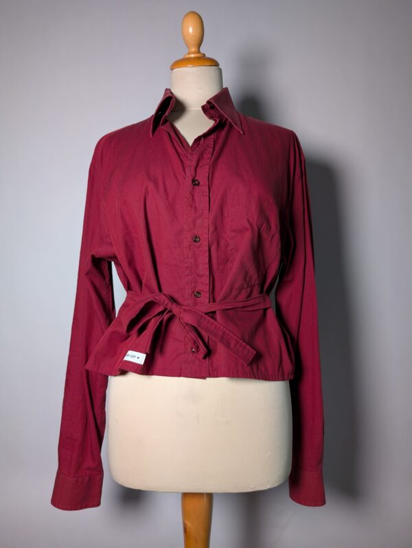 Tie away 02 (RE)MADE BY LOT bordeauxrode blouse, remade van een vintage herenoverhemd met cropped pasvorm en strikdetails in de taille.