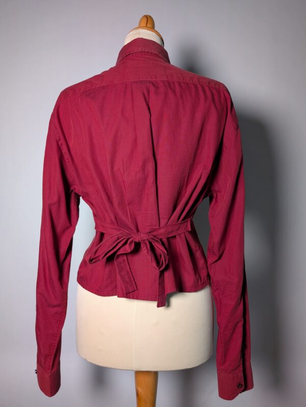Tie away 03 (RE)MADE BY LOT bordeauxrode blouse, remade van een vintage herenoverhemd met cropped pasvorm en strikdetails in de taille.
