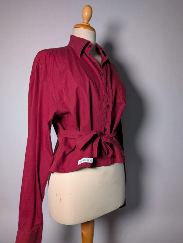 Tie away 07 (RE)MADE BY LOT bordeauxrode blouse, remade van een vintage herenoverhemd met cropped pasvorm en strikdetails in de taille.