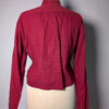 Tie away 08 (RE)MADE BY LOT bordeauxrode blouse, remade van een vintage herenoverhemd met cropped pasvorm en strikdetails in de taille.
