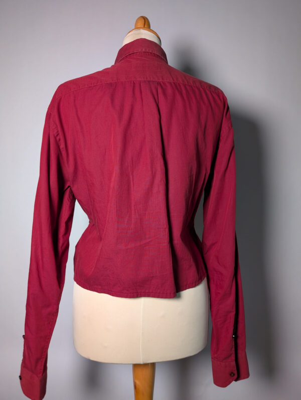 Tie away 08 (RE)MADE BY LOT bordeauxrode blouse, remade van een vintage herenoverhemd met cropped pasvorm en strikdetails in de taille.