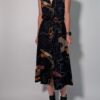 Abstract line 01 Vintage donkerblauwe mouwloze maxi jurk met abstracte print in blauw, oker en roest, knoopsluiting en strikceintuur.