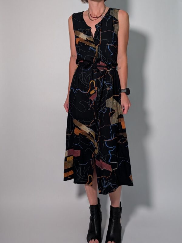 Abstract line 01 Vintage donkerblauwe mouwloze maxi jurk met abstracte print in blauw, oker en roest, knoopsluiting en strikceintuur.