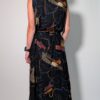 Abstract line 02 Vintage donkerblauwe mouwloze maxi jurk met abstracte print in blauw, oker en roest, knoopsluiting en strikceintuur.