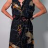 Abstract line 03 Vintage donkerblauwe mouwloze maxi jurk met abstracte print in blauw, oker en roest, knoopsluiting en strikceintuur.