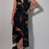 Abstract line 04 Vintage donkerblauwe mouwloze maxi jurk met abstracte print in blauw, oker en roest, knoopsluiting en strikceintuur.