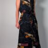 Abstract line 05 Vintage donkerblauwe mouwloze maxi jurk met abstracte print in blauw, oker en roest, knoopsluiting en strikceintuur.