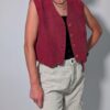 Berry vest 01 Vintage mouwloos gilet in framboosrode tint met V-hals, houten knopen en rechte pasvorm.