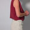 Berry vest 02 Vintage mouwloos gilet in framboosrode tint met V-hals, houten knopen en rechte pasvorm.