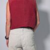 Berry vest 03 Vintage mouwloos gilet in framboosrode tint met V-hals, houten knopen en rechte pasvorm.