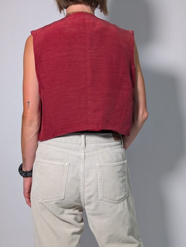 Berry vest 03 Vintage mouwloos gilet in framboosrode tint met V-hals, houten knopen en rechte pasvorm.