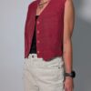 Berry vest 04 Vintage mouwloos gilet in framboosrode tint met V-hals, houten knopen en rechte pasvorm.