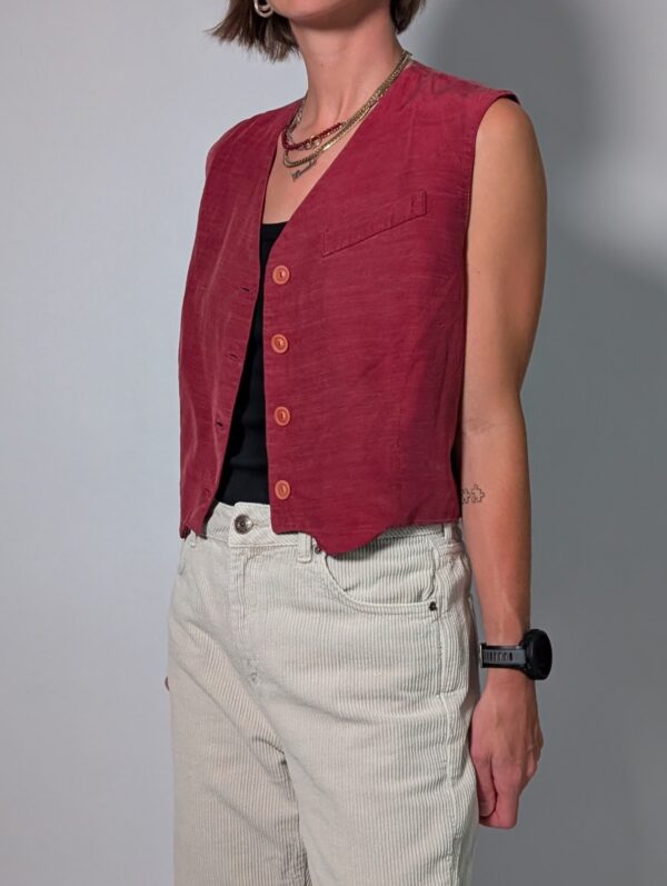 Berry vest 04 Vintage mouwloos gilet in framboosrode tint met V-hals, houten knopen en rechte pasvorm.