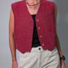 Berry vest 05 Vintage mouwloos gilet in framboosrode tint met V-hals, houten knopen en rechte pasvorm.