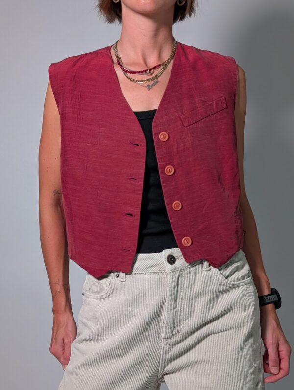 Berry vest 05 Vintage mouwloos gilet in framboosrode tint met V-hals, houten knopen en rechte pasvorm.