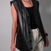 Vintage zwart leren gilet met diepe V-hals, knoopsluiting en langer recht model.