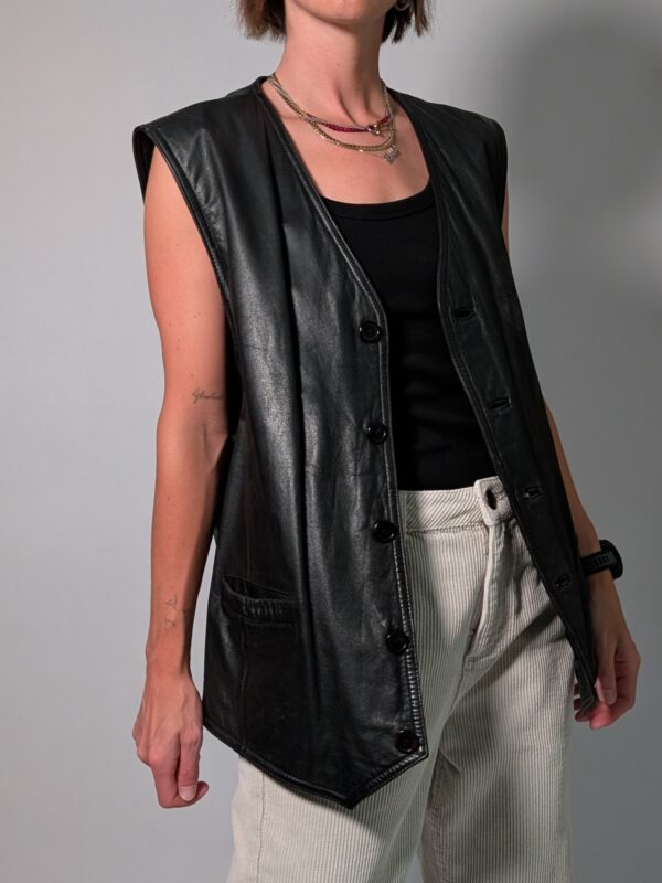 Black frame 01 Vintage zwart leren gilet met diepe V-hals, knoopsluiting en langer recht model.