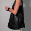Vintage zwart leren gilet met diepe V-hals, knoopsluiting en langer recht model.