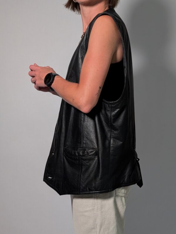 Vintage zwart leren gilet met diepe V-hals, knoopsluiting en langer recht model.