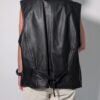 Vintage zwart leren gilet met diepe V-hals, knoopsluiting en langer recht model.