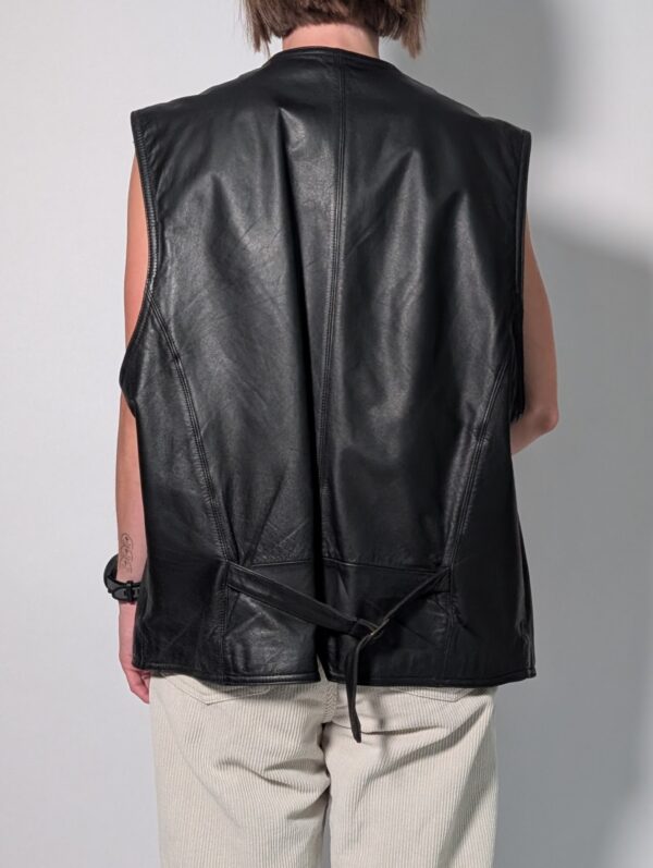 Vintage zwart leren gilet met diepe V-hals, knoopsluiting en langer recht model.