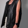Vintage zwart leren gilet met diepe V-hals, knoopsluiting en langer recht model.