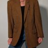 Burberry heritage 01 Vintage Burberry blazer in bruin en camel met fijne ruit, klassieke revers en rechte licht oversized pasvorm.