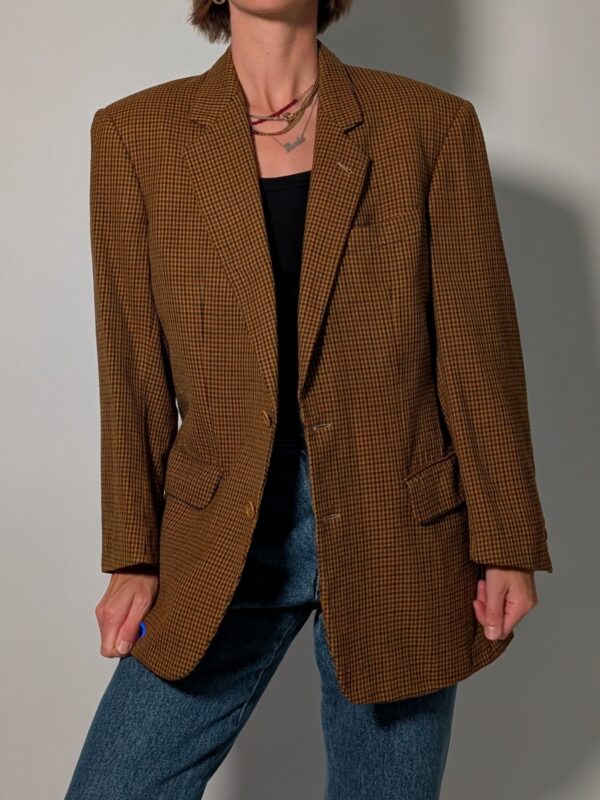 Burberry heritage 01 Vintage Burberry blazer in bruin en camel met fijne ruit, klassieke revers en rechte licht oversized pasvorm.