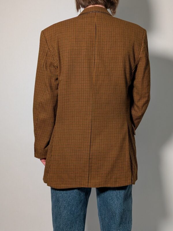 Vintage Burberry blazer in bruin en camel met fijne ruit, klassieke revers en rechte licht oversized pasvorm.