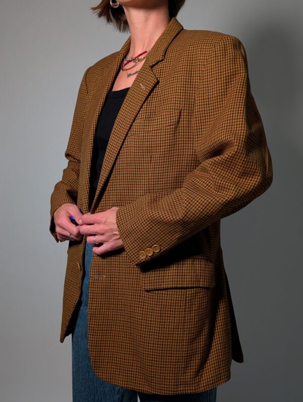 Burberry heritage 03 Vintage Burberry blazer in bruin en camel met fijne ruit, klassieke revers en rechte licht oversized pasvorm.