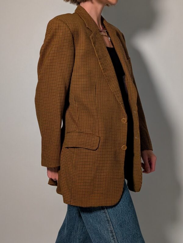 Burberry heritage 04 Vintage Burberry blazer in bruin en camel met fijne ruit, klassieke revers en rechte licht oversized pasvorm.