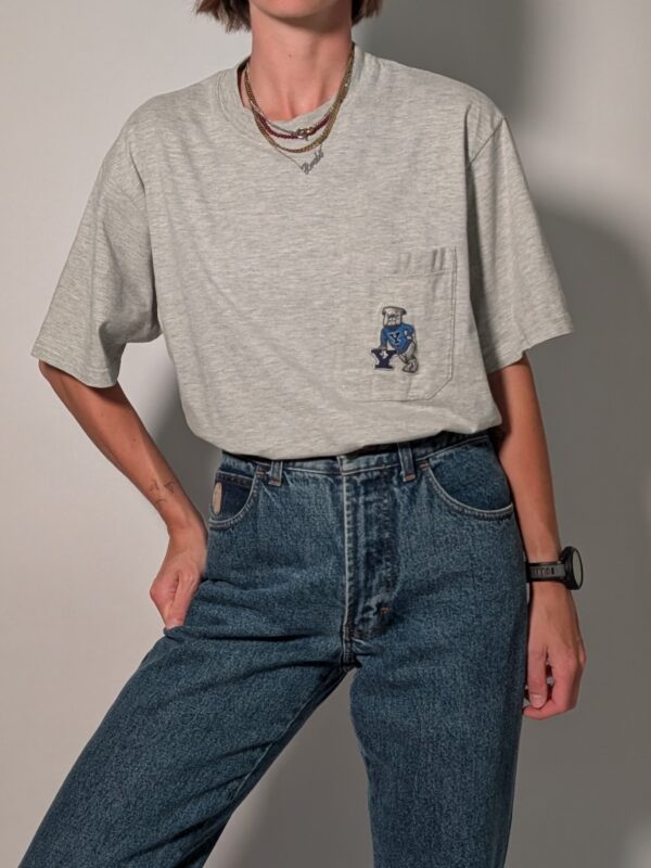 Campus grey 01 Vintage grijs T-shirt met borstzak en kleine geborduurde bulldog graphic in blauw.