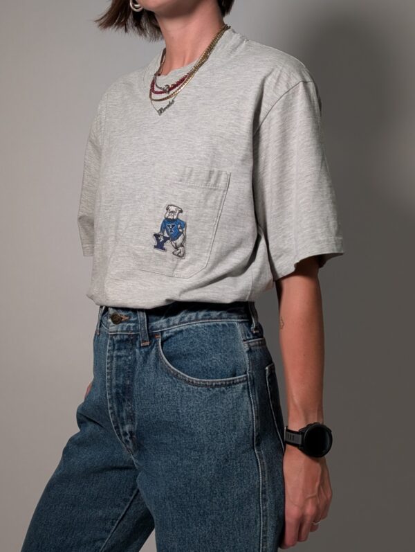 Vintage grijs T-shirt met borstzak en kleine geborduurde bulldog graphic in blauw.