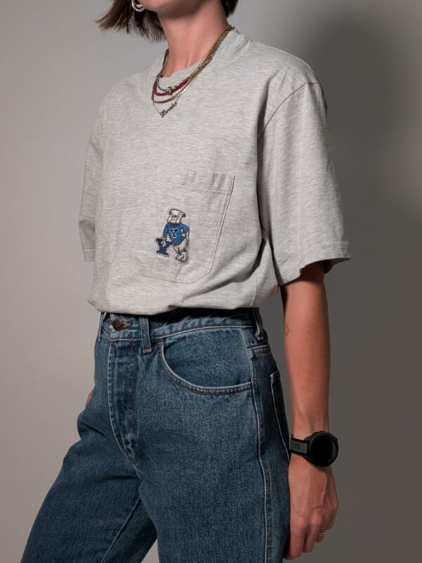 Vintage grijs T-shirt met borstzak en kleine geborduurde bulldog graphic in blauw.