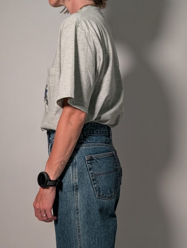 Vintage grijs T-shirt met borstzak en kleine geborduurde bulldog graphic in blauw.