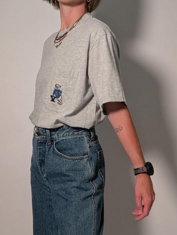 Vintage grijs T-shirt met borstzak en kleine geborduurde bulldog graphic in blauw.