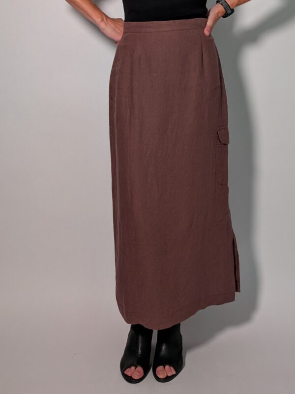 Cocoa cargo 01 Vintage lange aubergine rok met hoge taille, rechte pasvorm, cargo pocket aan de zijkant en split onderaan.