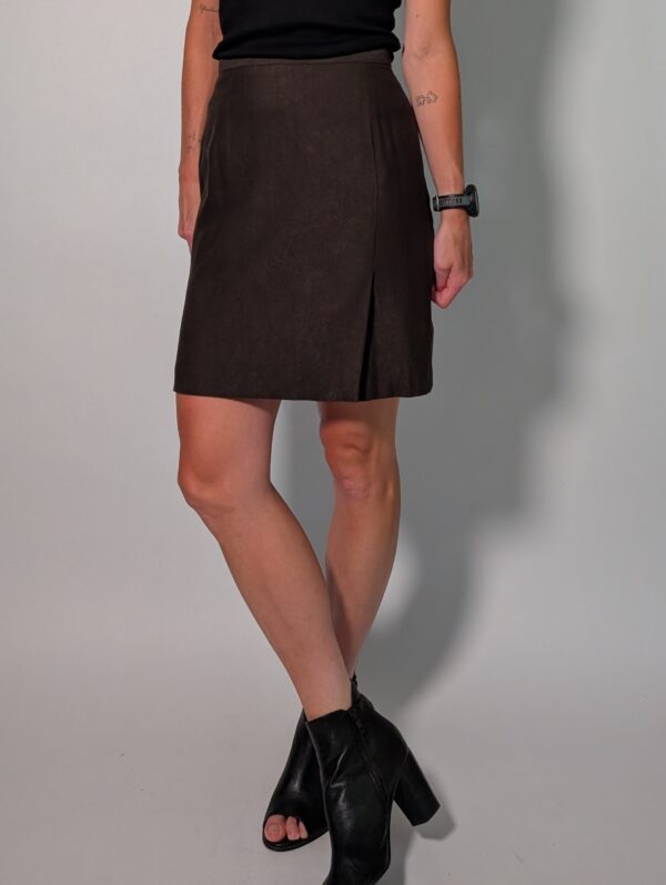 Vintage chocoladebruine rok met hoge taille, rechte pasvorm en subtiele split aan de voorkant.