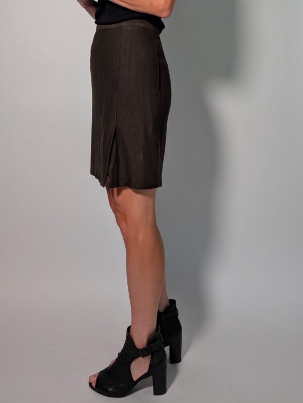 Vintage chocoladebruine rok met hoge taille, rechte pasvorm en subtiele split aan de voorkant.