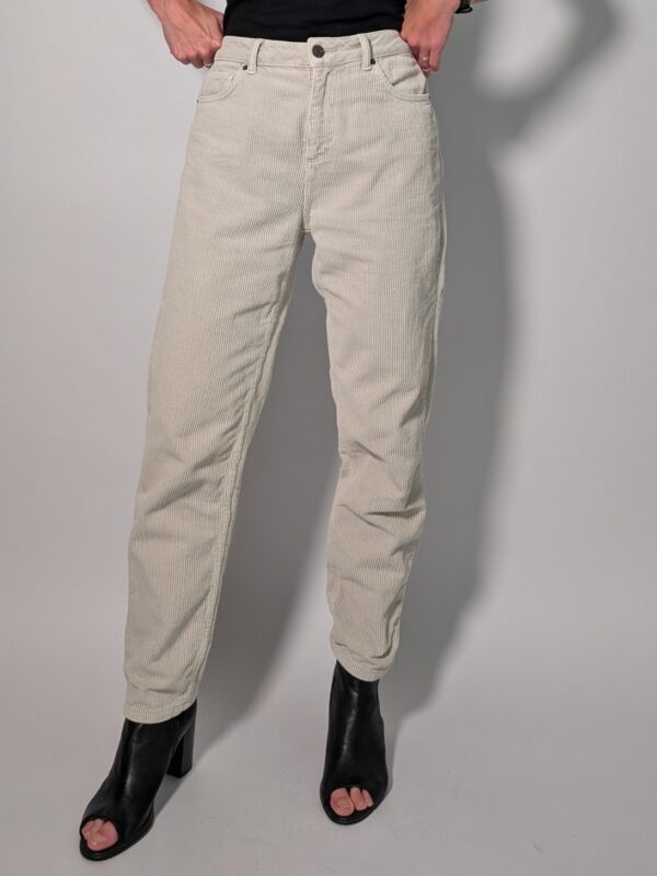 Dune rib 01 Vintage off-white ribbroek met hoge taille, rechte pijpen en fijne ribstructuur.