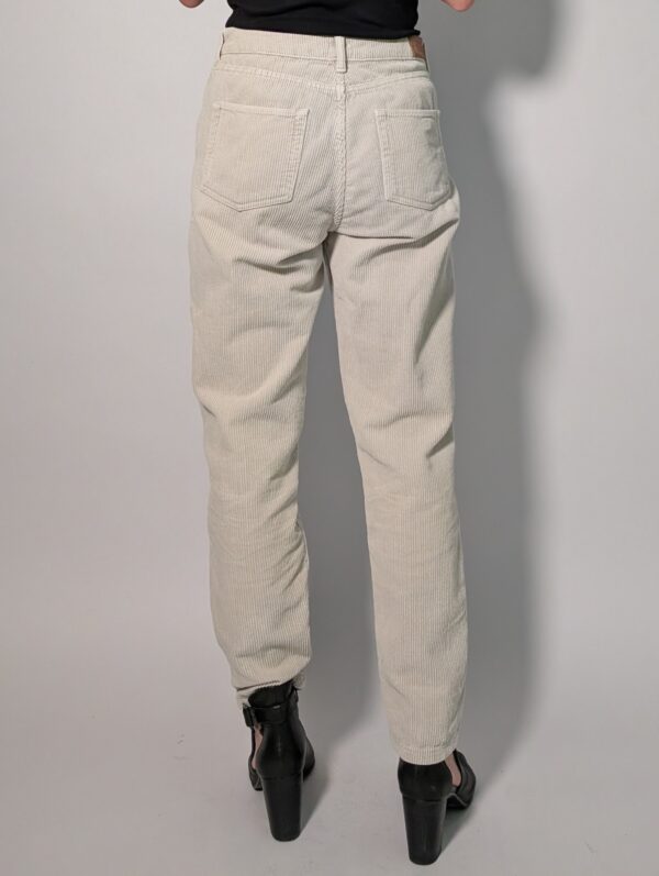 Vintage off-white ribbroek met hoge taille, rechte pijpen en fijne ribstructuur.