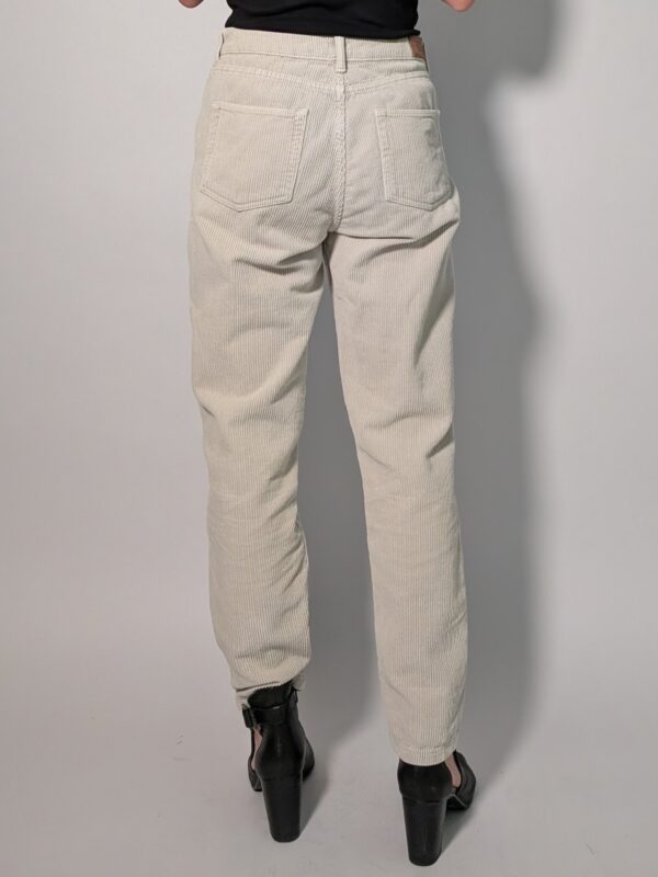 Vintage off-white ribbroek met hoge taille, rechte pijpen en fijne ribstructuur.