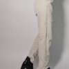 Vintage off-white ribbroek met hoge taille, rechte pijpen en fijne ribstructuur.