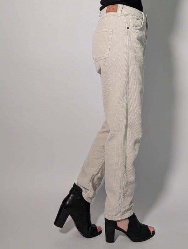 Vintage off-white ribbroek met hoge taille, rechte pijpen en fijne ribstructuur.